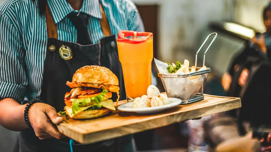 Cariera ta în HoReCa începe aici – cursul gratuit de ospătar (chelner) prin VIVAT 2.0