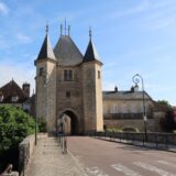 Poartă monumentală barocă a unei cetăți bastionare, decorată cu statui și reliefuri din piatră