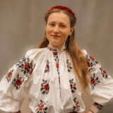 Detaliu al unei ii tradiționale brodate cu motive geometrice roșii și negre